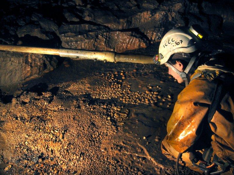 jarvist frost - canon a520 vivitar 283 -avalanche inlet gg - cave pearls raked with jana colour balanced