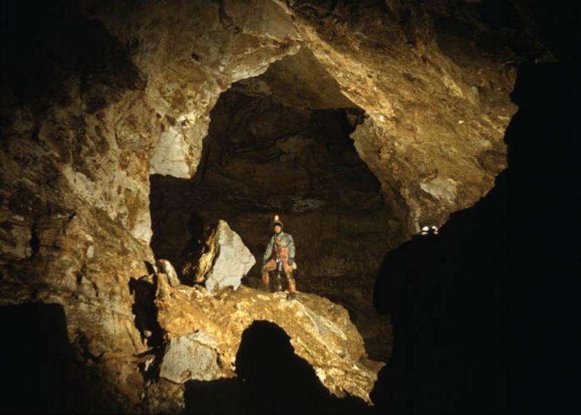 scuzlevel2_01 - Level Two main passageway, Migovec System (D. Wilson)