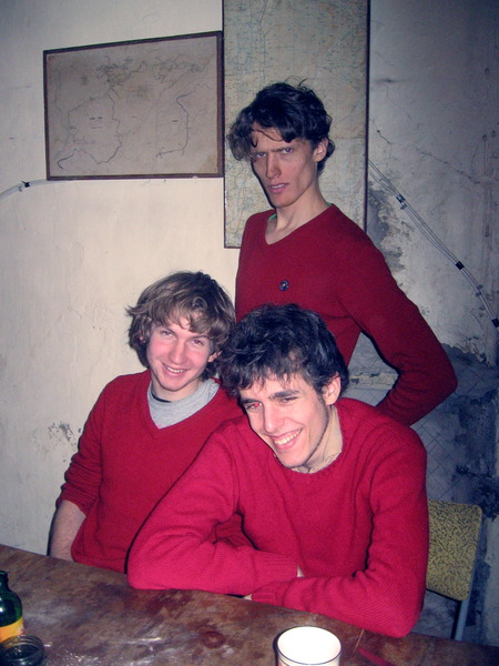 2010-03-07-01.00.46 - Jana Carga - Canon Powershot A520 - team red jumper - jarv andrew and jean